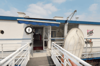 Vue immersive de la péniche Véronique, centre d’hébergement des Restos du Cœur à Paris