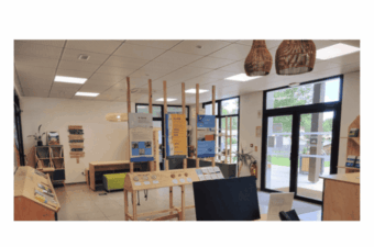 Aggelos a accompagné le réaménagement du bureau d’information touristique de Saint-Julien-en-Born en parcours de découverte du territoire, de l’intérieur des Landes jusqu’à Contis.