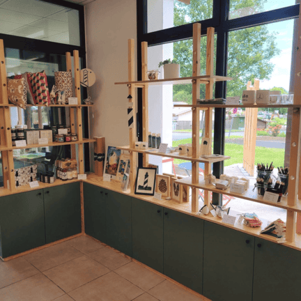 Aggelos a accompagné le réaménagement du bureau d’information touristique de Saint-Julien-en-Born en parcours de découverte du territoire, de l’intérieur des Landes jusqu’à Contis.
