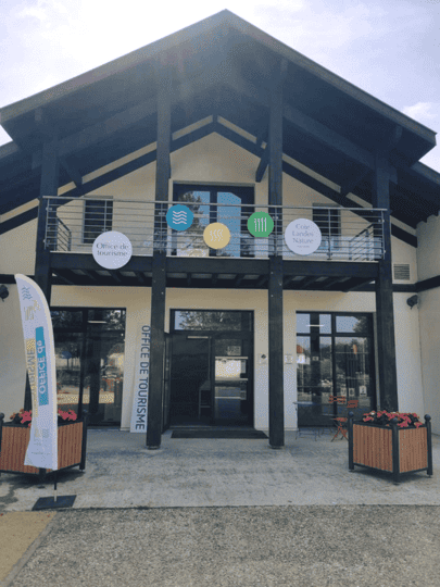 Aggelos a accompagné le réaménagement du bureau d’information touristique de Saint-Julien-en-Born en parcours de découverte du territoire, de l’intérieur des Landes jusqu’à Contis.