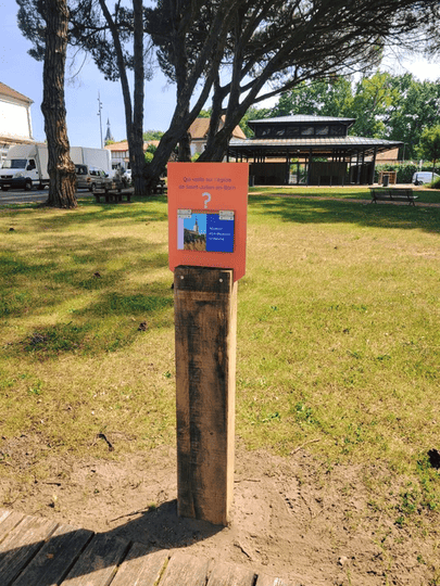 Aggelos a accompagné le réaménagement du bureau d’information touristique de Saint-Julien-en-Born en parcours de découverte du territoire, de l’intérieur des Landes jusqu’à Contis.
