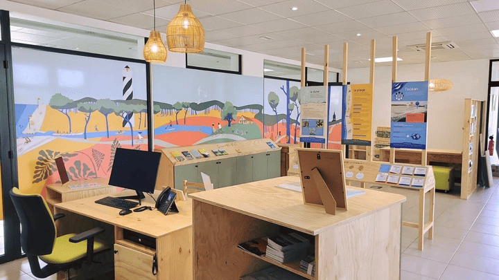 Aggelos a accompagné le réaménagement du bureau d’information touristique de Saint-Julien-en-Born en parcours de découverte du territoire, de l’intérieur des Landes jusqu’à Contis.